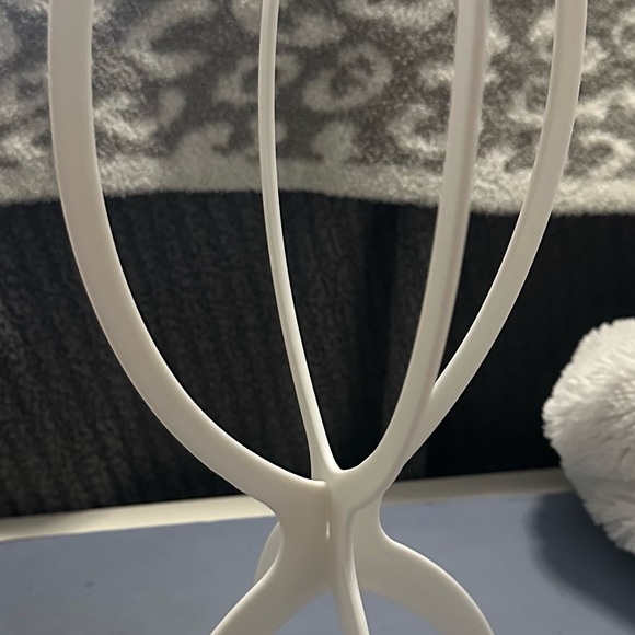 Platinum Beautiful Wig 22 inches - Picture 7 of 8